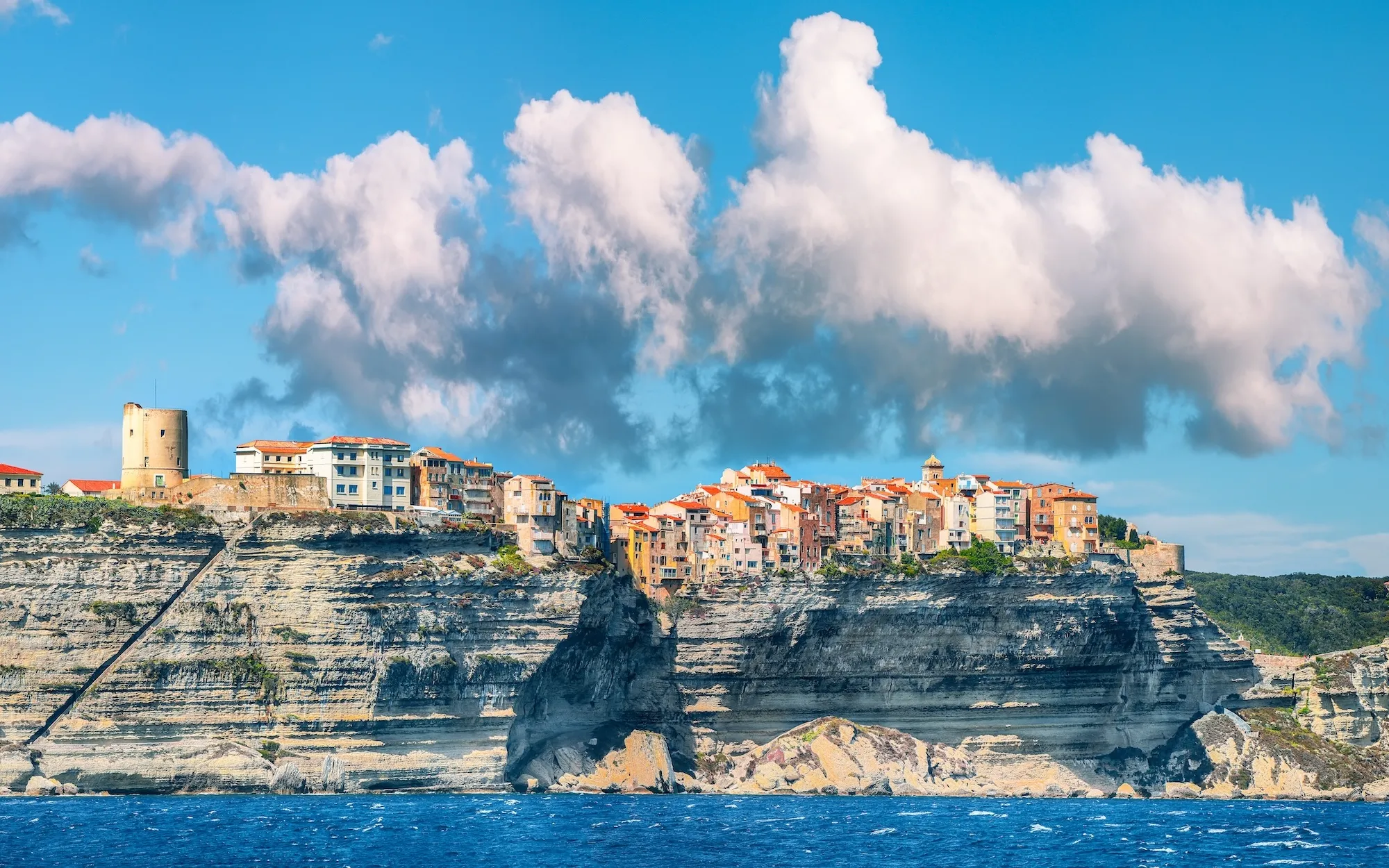 Bonifacio vue depuis la mer, la haute ville posée sur les falaises calcaires