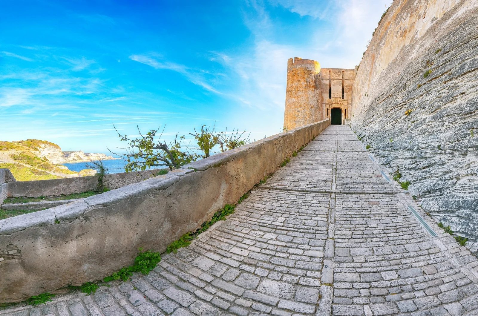 Montée pavée vers la citadelle de Bonifacio le long des remparts
