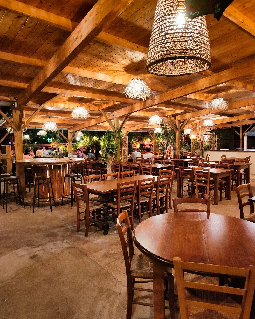 Salle et terrasse du restaurant Chez Francis à Bonifacio