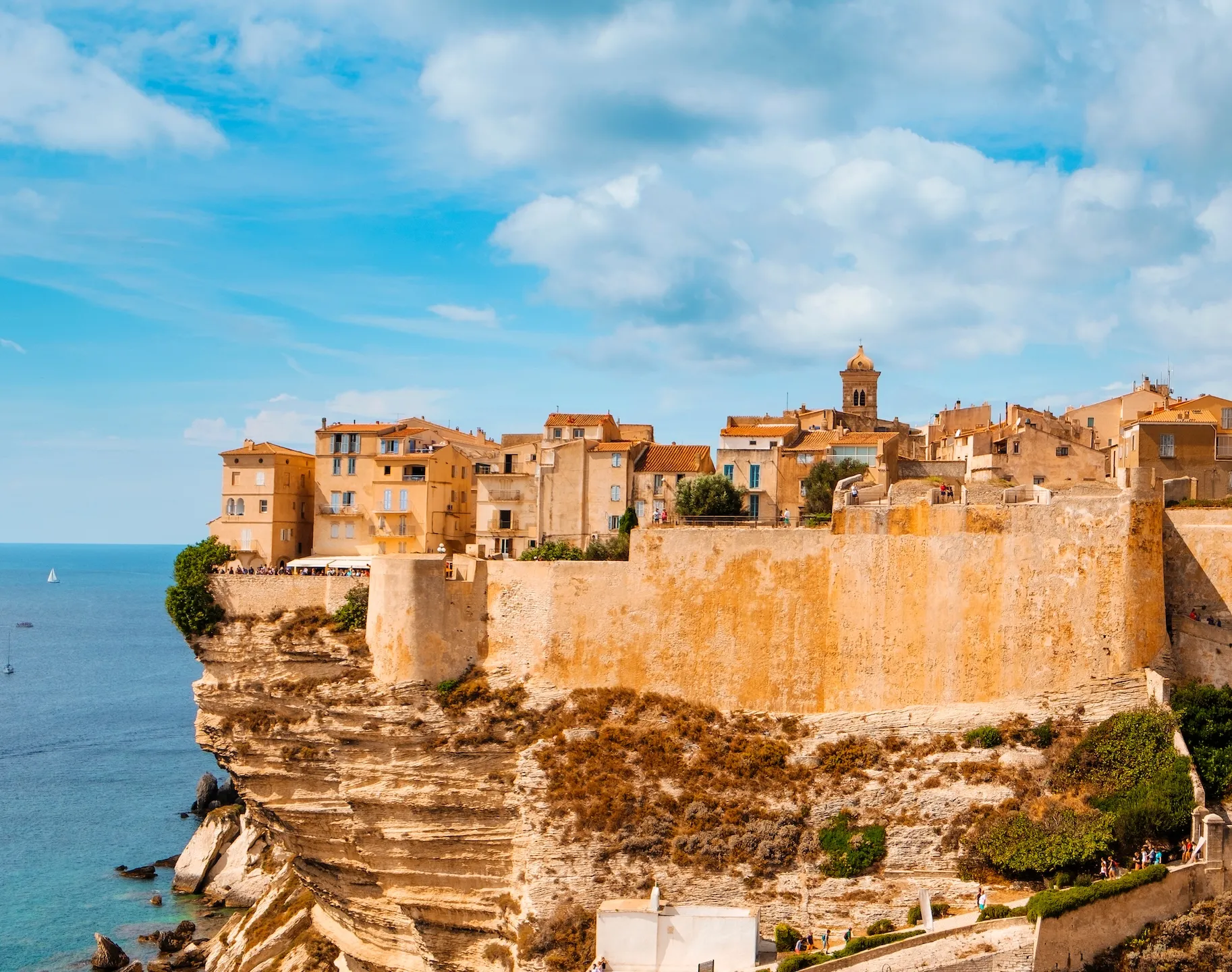 La citadelle de Bonifacio perchée sur les falaises calcaires