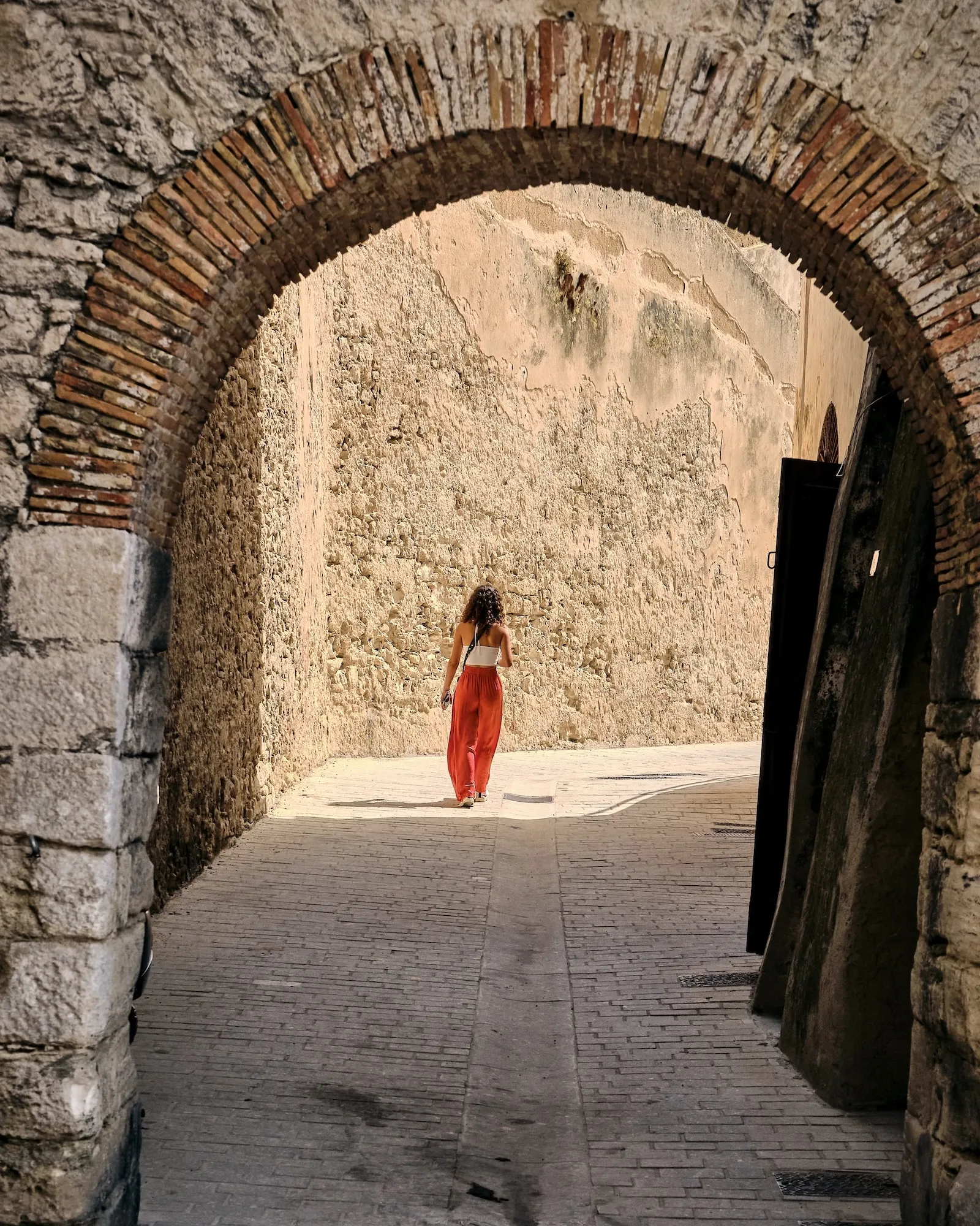 Passage voûté en pierre dans la vieille ville de Bonifacio