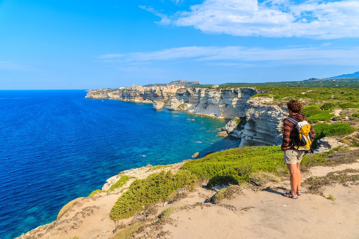 Sentier de Campu Rumanilu au-dessus des falaises de Bonifacio