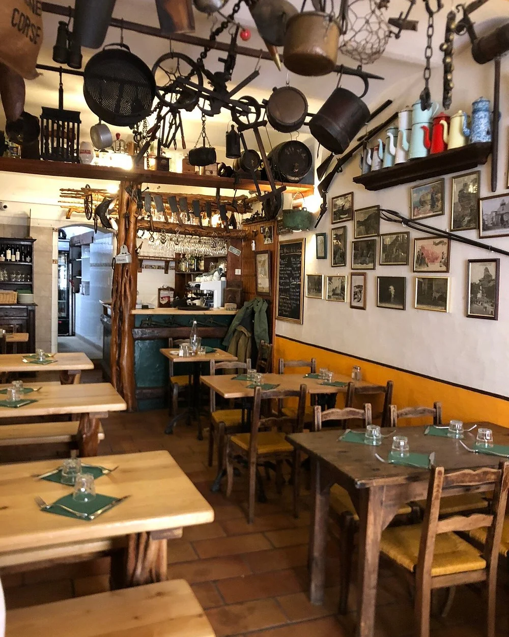 Intérieur du restaurant Cantina Doria à Bonifacio