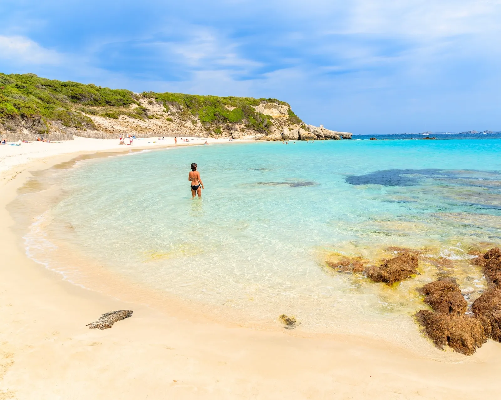 Plage de sable clair et eaux turquoise près de Bonifacio