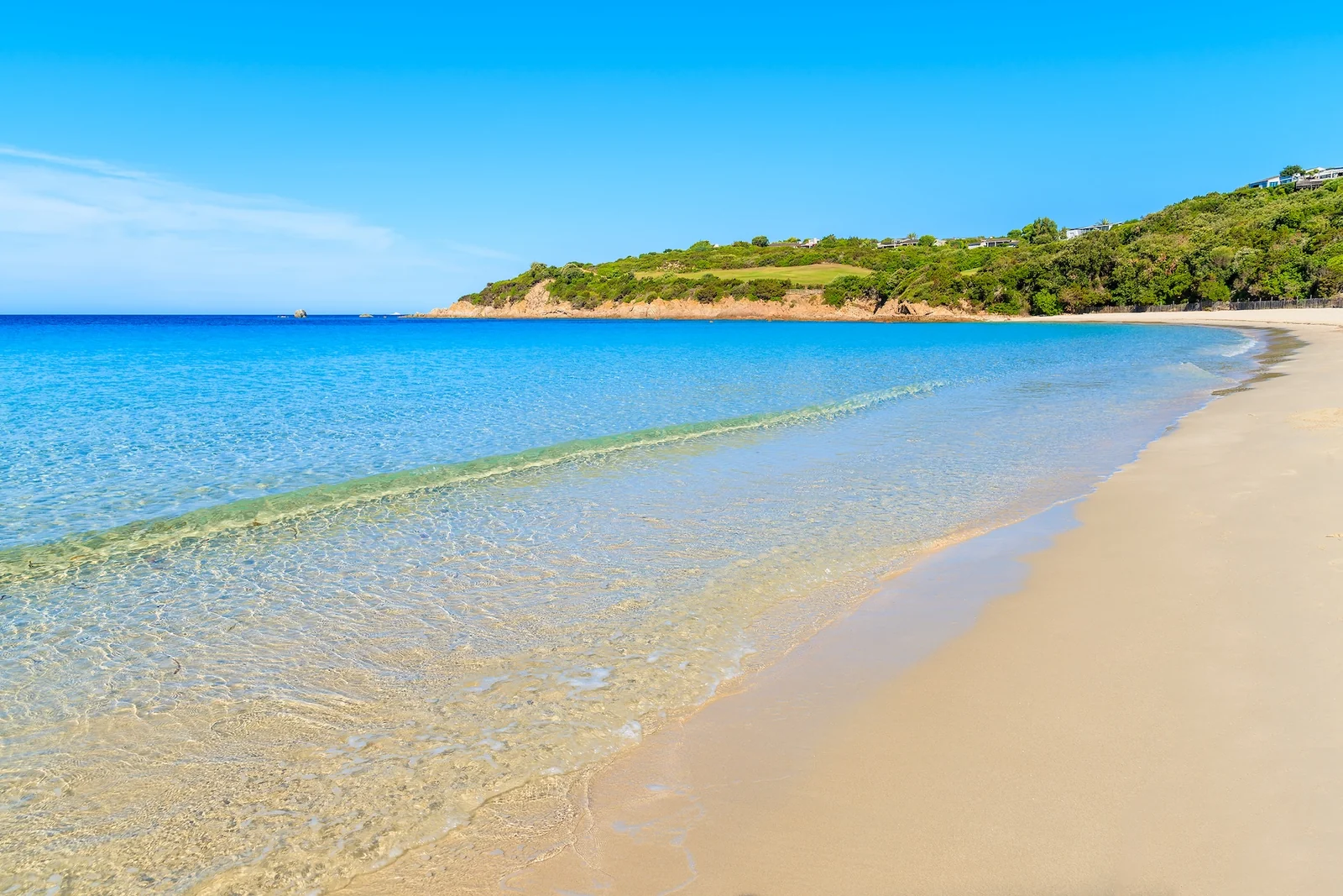 Eau turquoise et sable doré de la plage de Santa Giulia