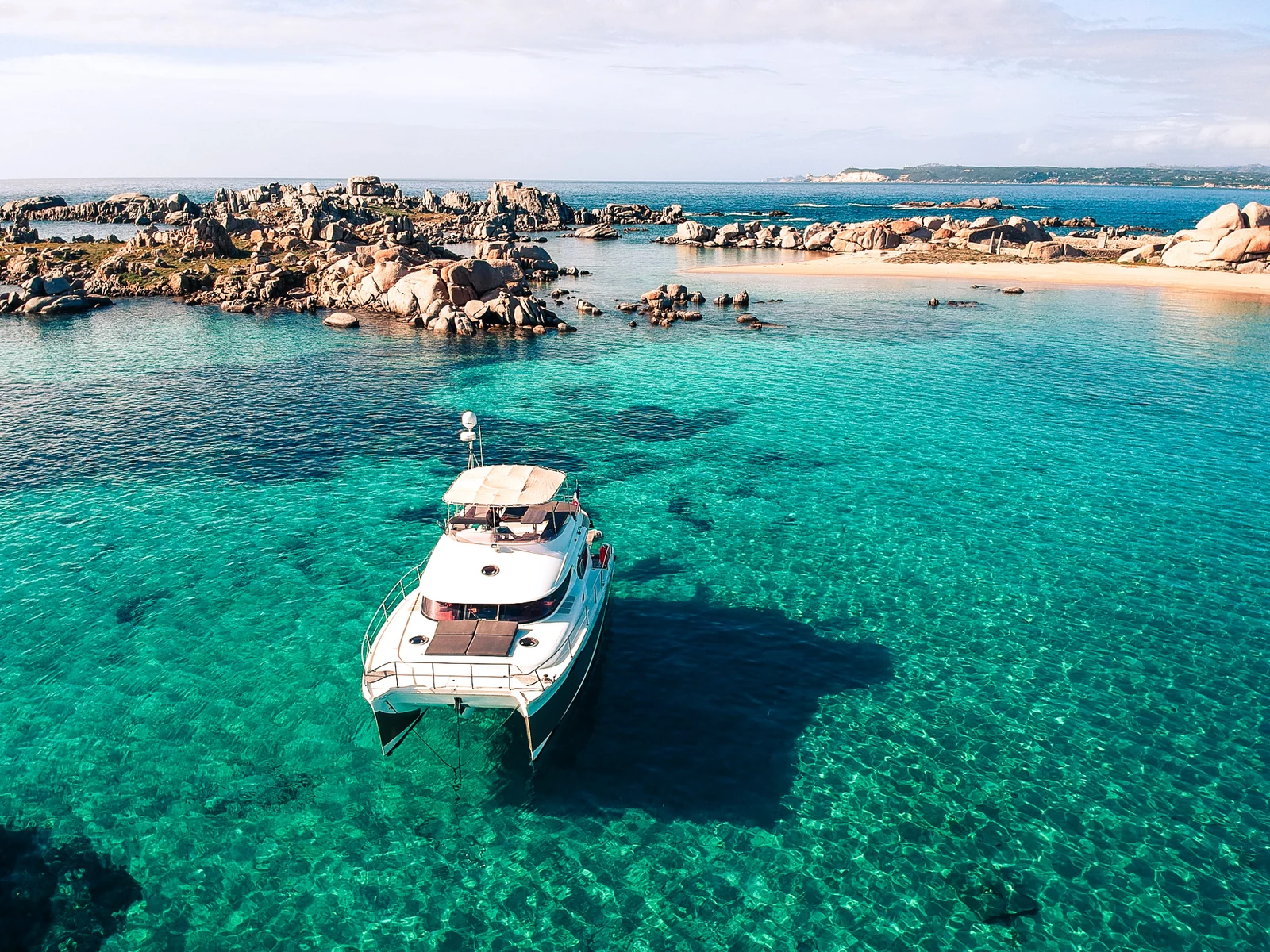 Bateau de promenade naviguant le long de la côte de l’extrême sud de la Corse