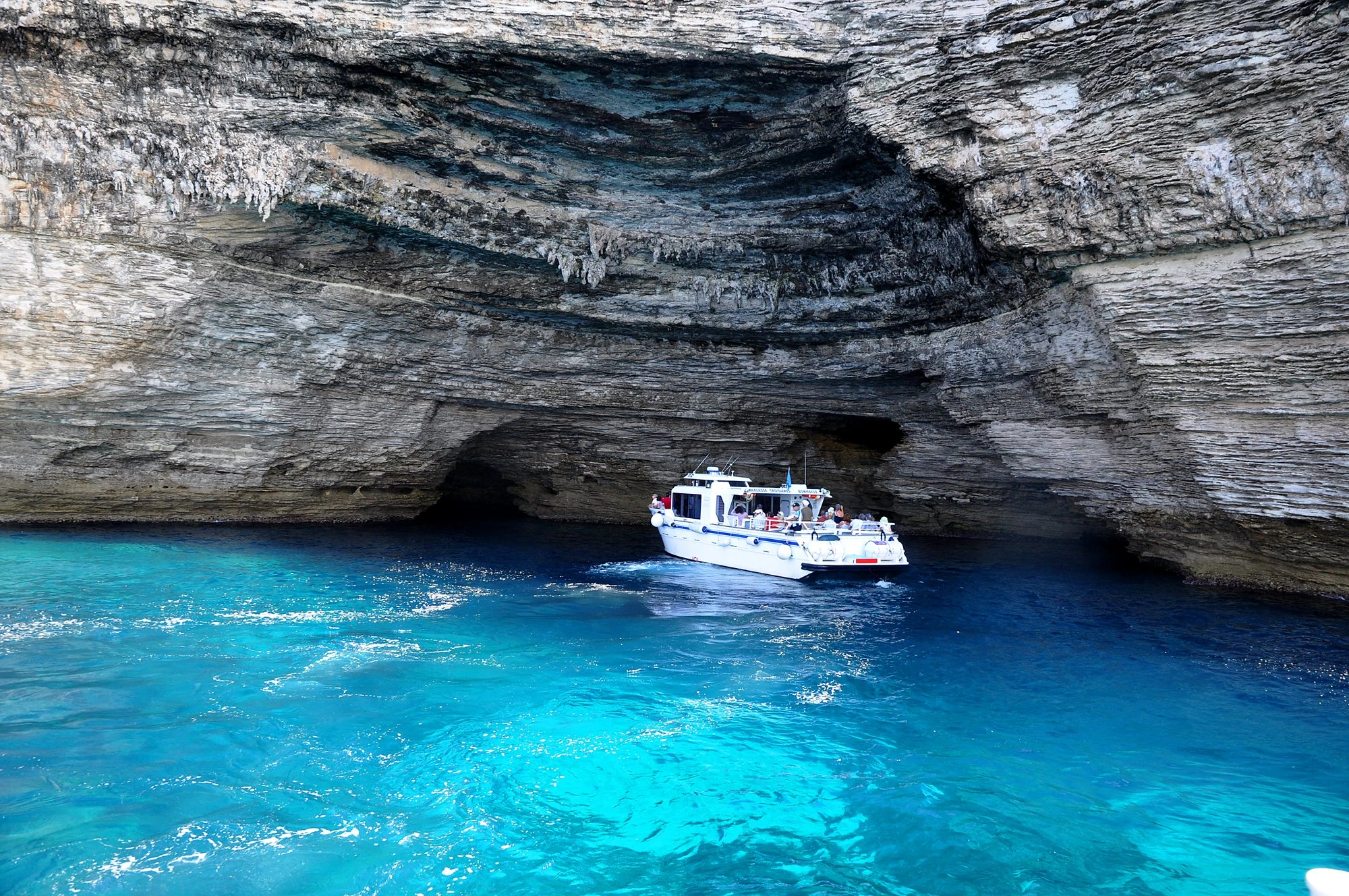 Grotte marine et falaises calcaires vues depuis un bateau à Bonifacio
