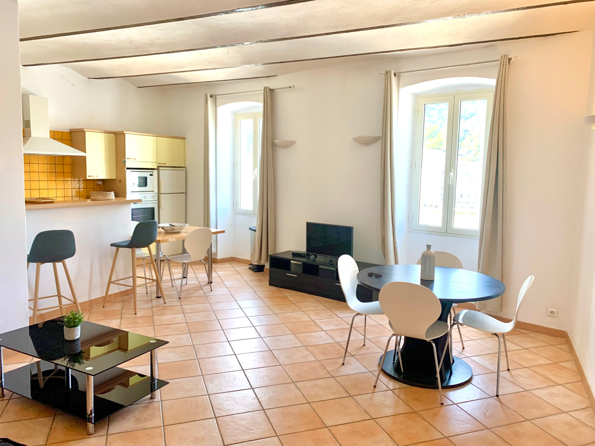 Séjour lumineux de Piana ouvert sur la cuisine et le coin repas