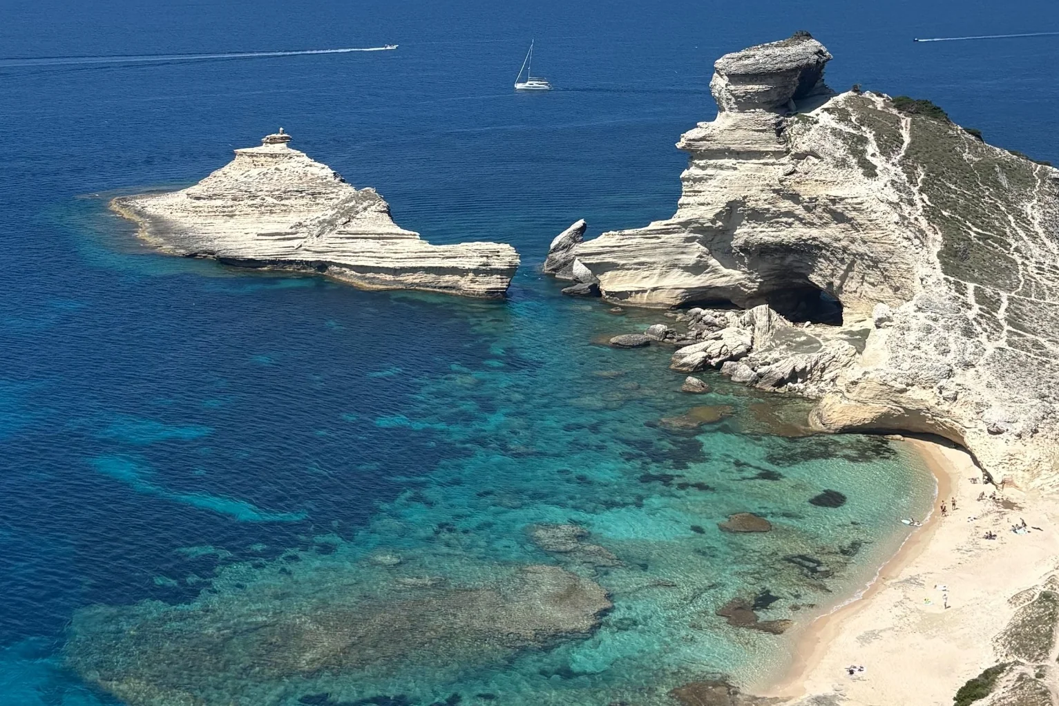 Vue sur les falaises et le littoral depuis le sentier de Pertusatu