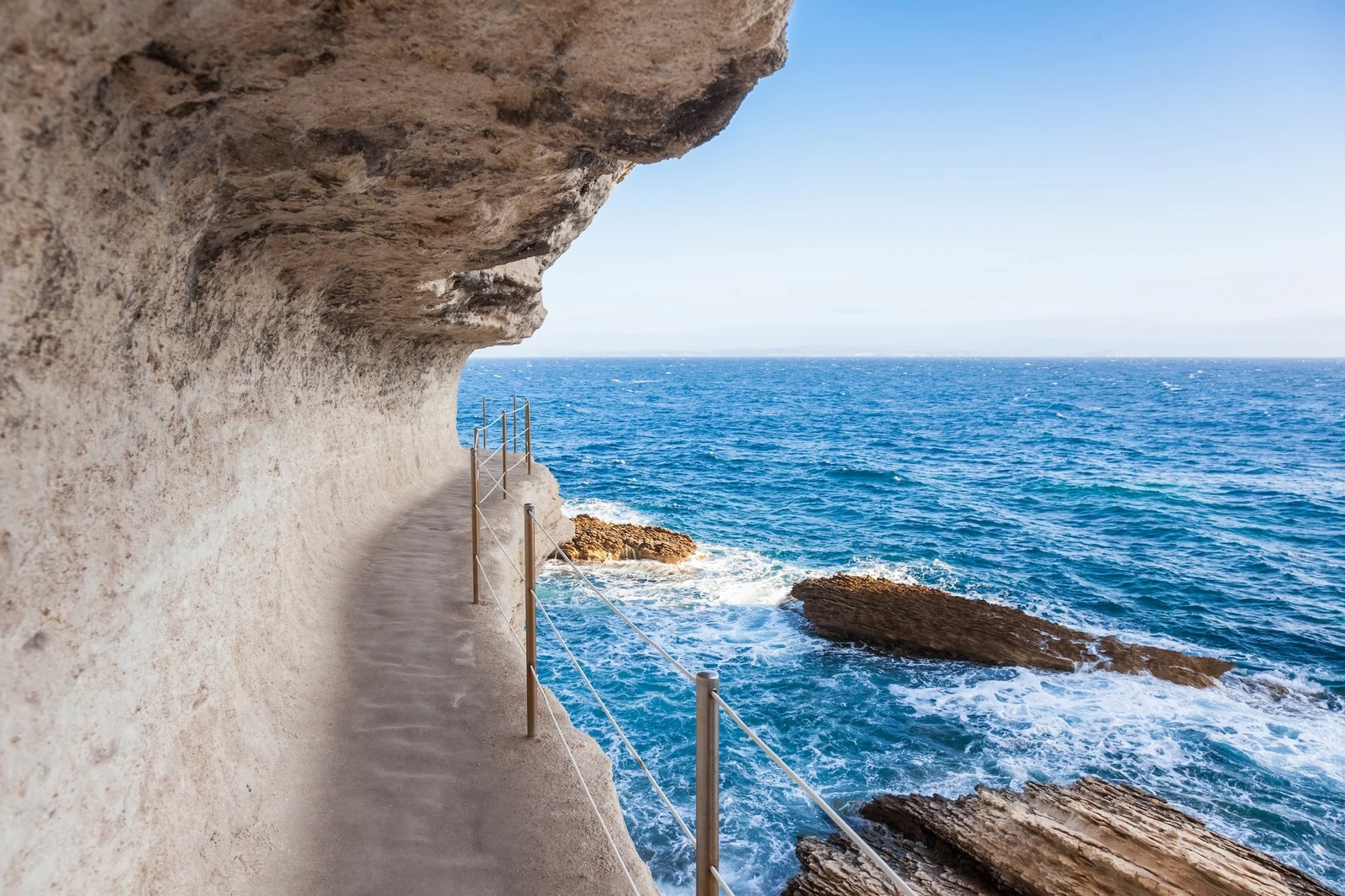 Escalier du Roy d’Aragon taillé dans la falaise face à la mer