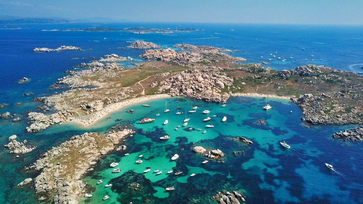 Crique aux eaux turquoise et blocs de granit des Îles Lavezzi