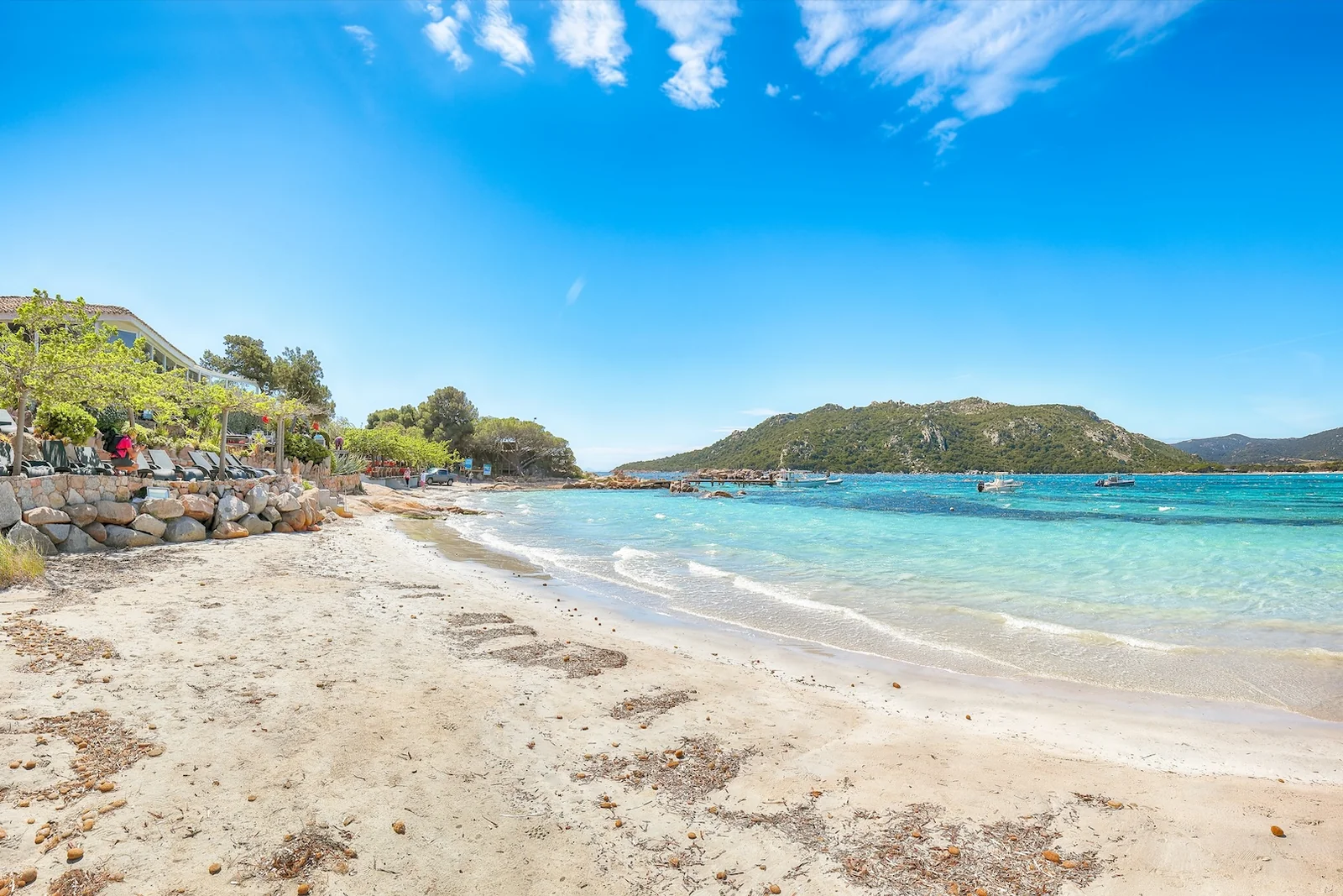 Plage de La Tonnara, sable clair et eau translucide