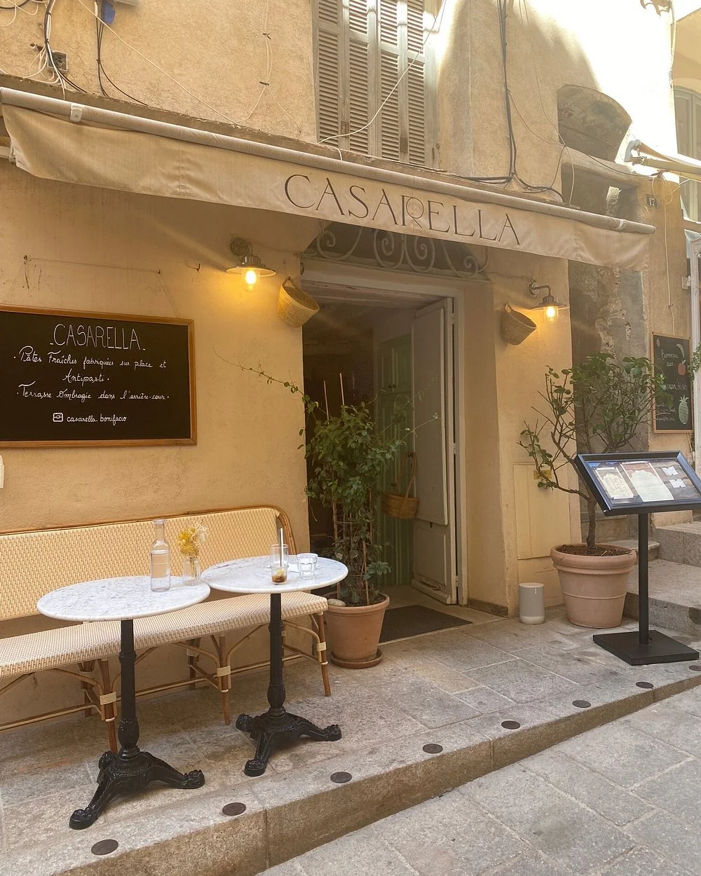 Façade et terrasse du restaurant Casarella dans la haute ville de Bonifacio