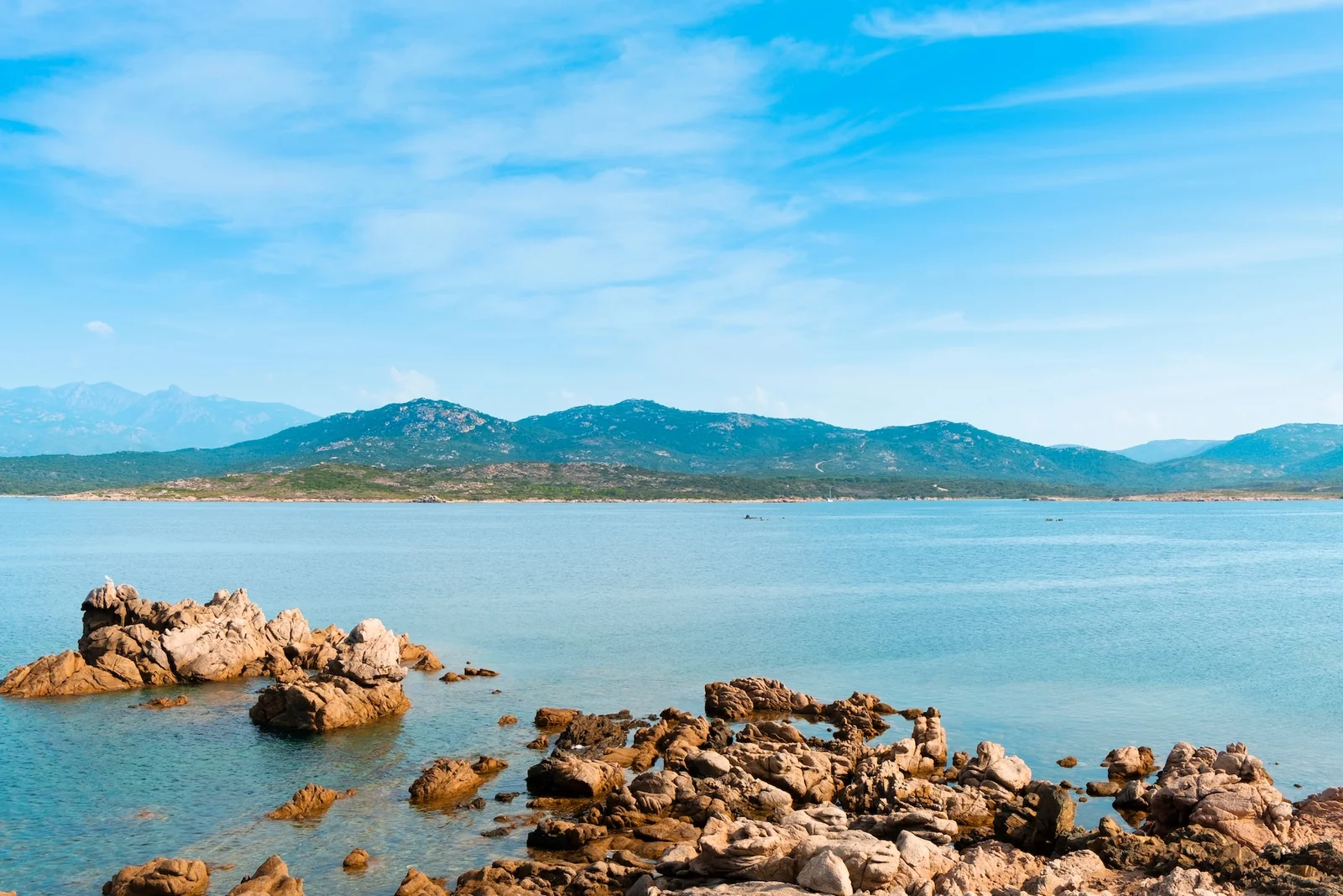 Rochers de granit et eau calme sur le littoral de Stagnolu