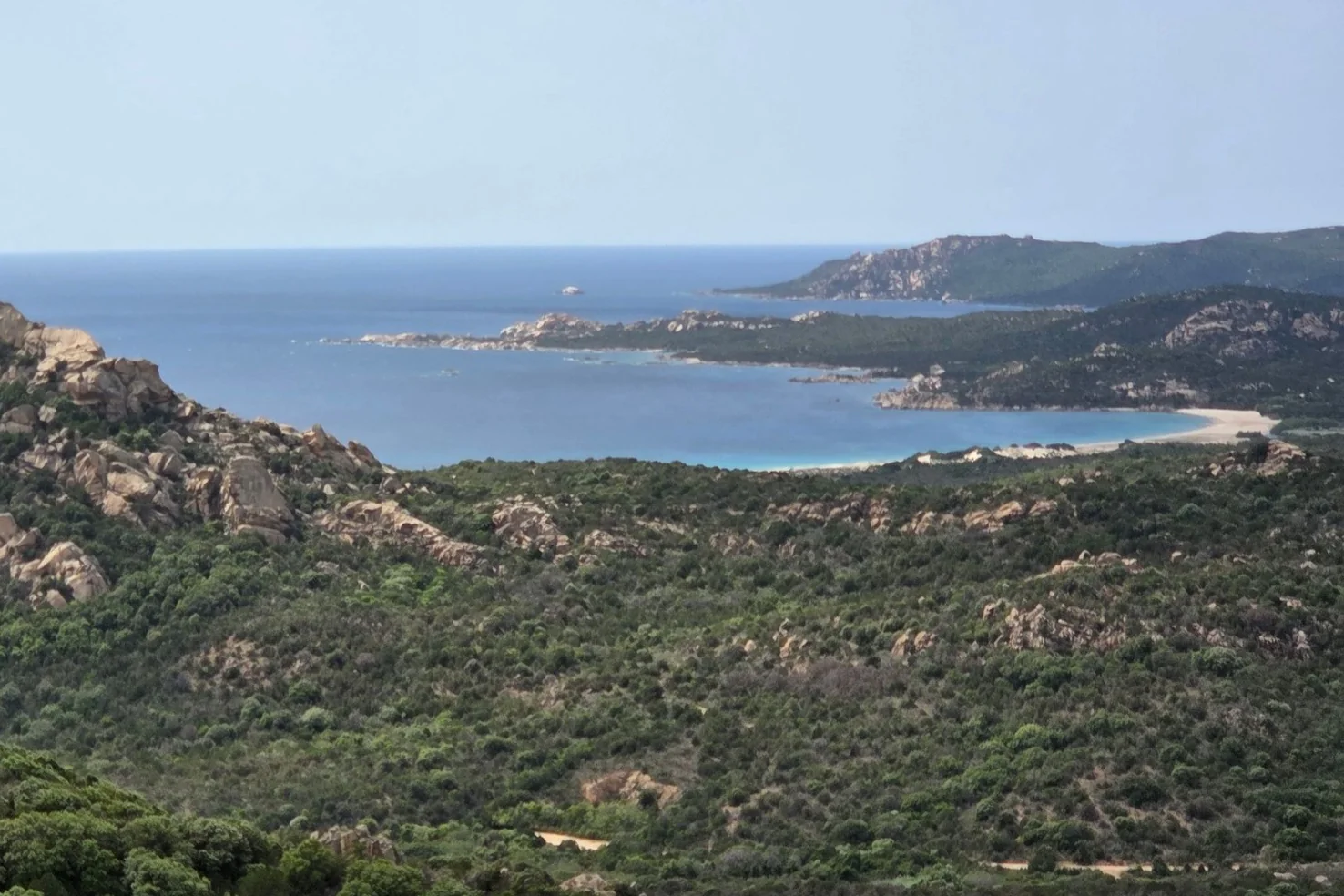 Vue depuis le secteur de Roccapina sur le maquis, le granit et la baie