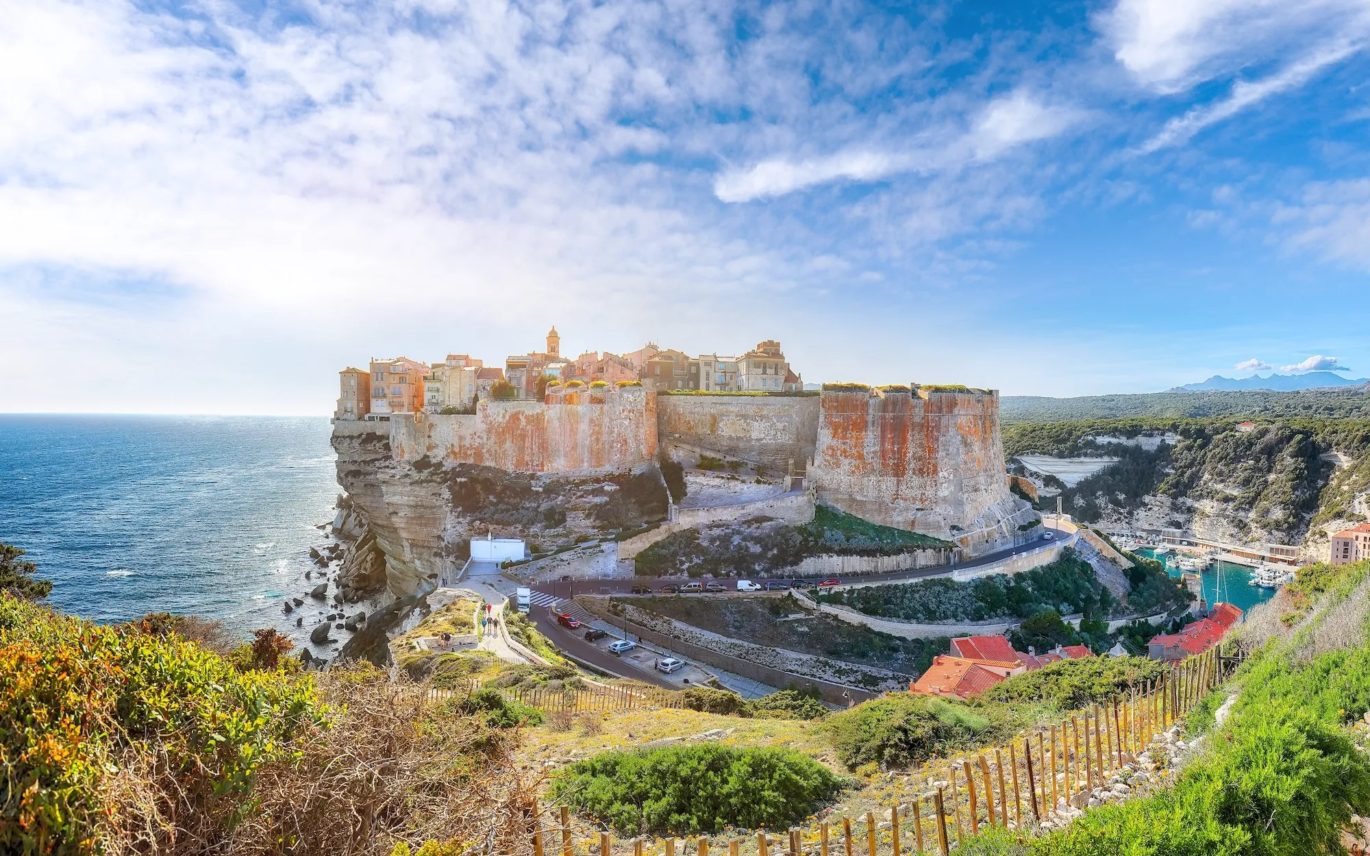 Panorama de la citadelle de Bonifacio et de son port à la pointe sud de la Corse