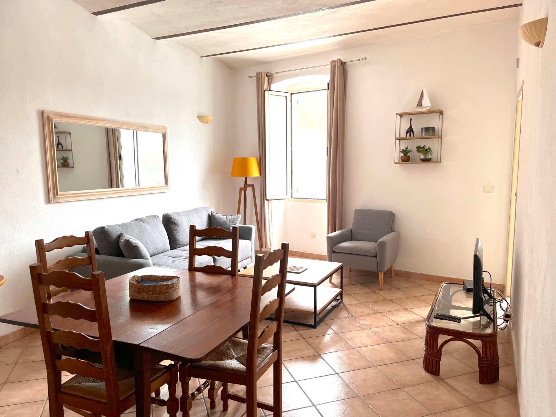 Séjour de Calacuccia avec table à manger et canapé