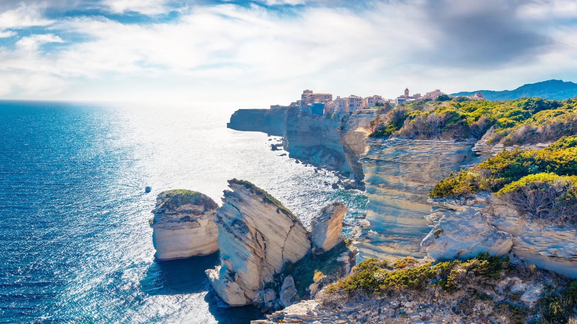Panorama de Bonifacio, sa citadelle posée sur les falaises calcaires face à la Méditerranée