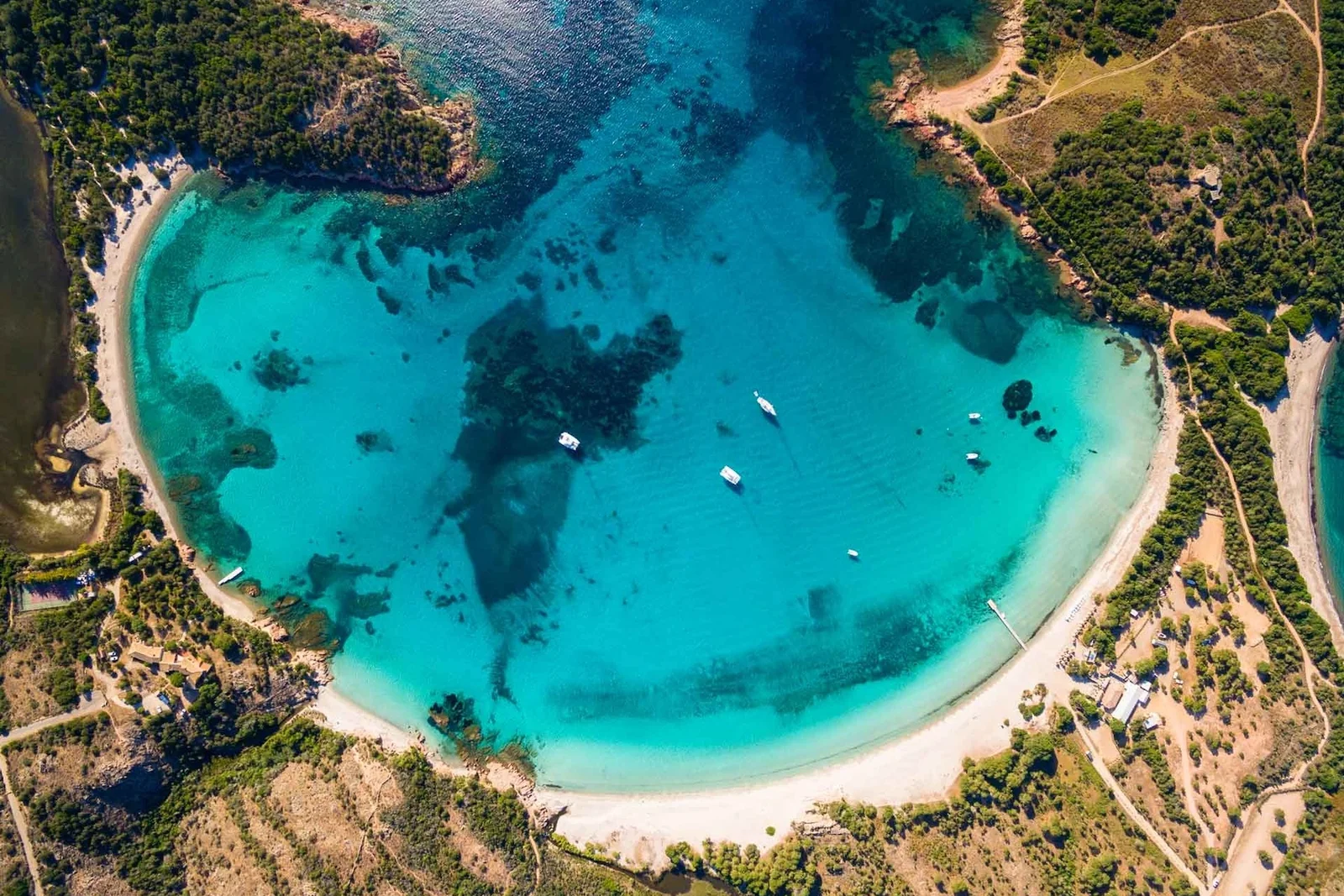 Vue aérienne de la baie de Rondinara en forme de coquillage