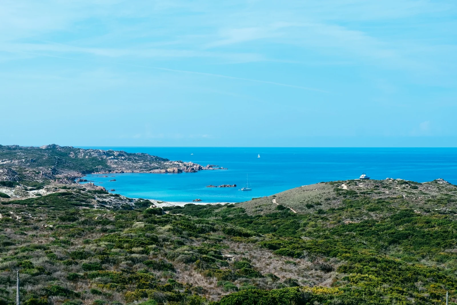 Le Grand Sperone et son eau turquoise vus depuis le maquis